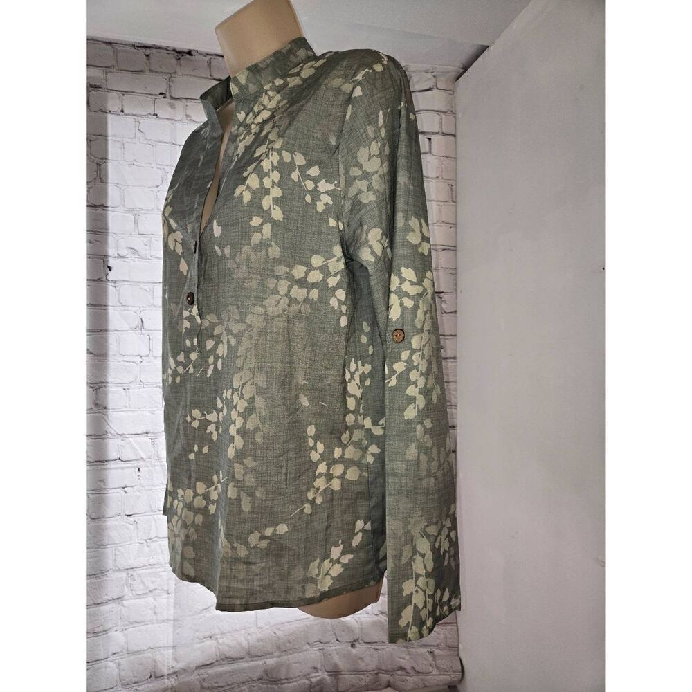 Made With Love Womens Size Medium Green Floral Henley - Picture 2 of 6